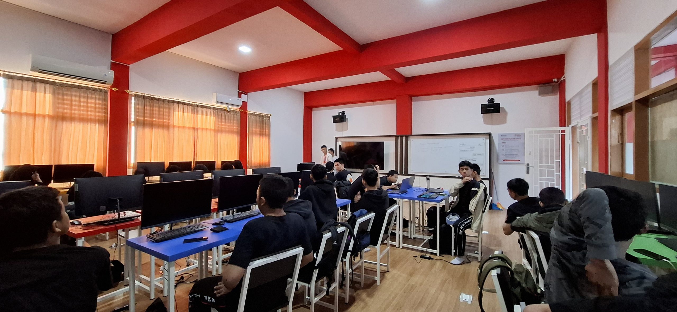 Foto ini menceritakan kegiatan absensi di kelas yang di lakukan Kakak kakak OSIS untuk mengecek daftar siswa yang hadir dan tidak hadir pada hari Rabu,15/08/2024